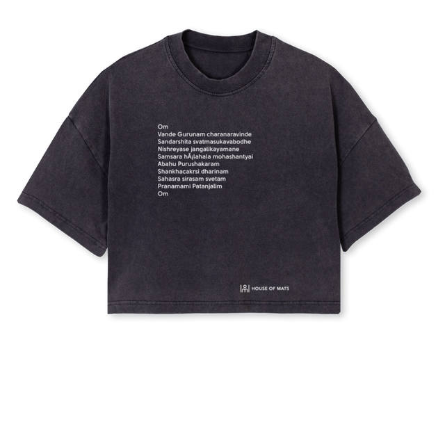 REMERAMANTRA Vintage Black Cropped Oversized Tee.